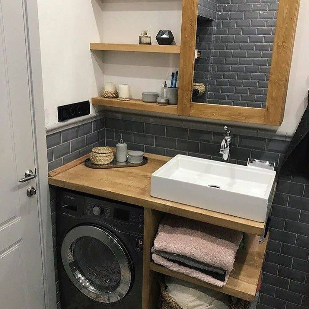 Интерьер ванной комнаты со стиральной машиной под единой столешницей