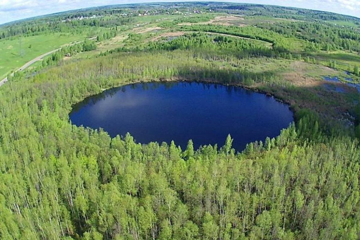 Озеро без дна глубина. Бездонное озеро в Подмосковье. Бездонное круглое озеро в Солнечногорске. Бездонное озеро Солнечногорск глубина. Озеро Бездонка Солнечногорск.