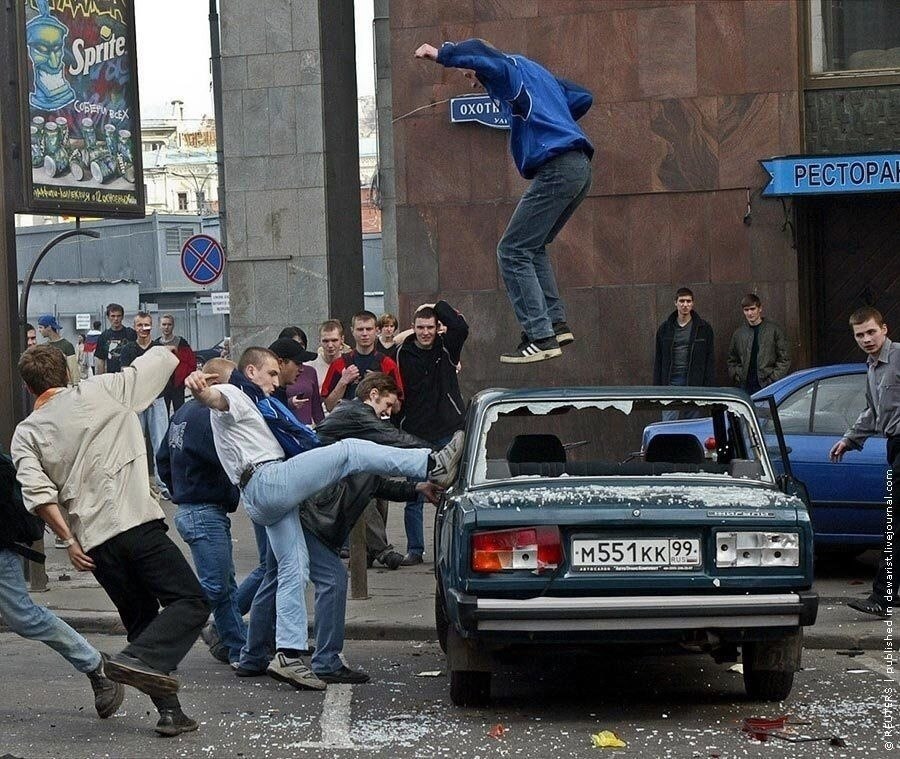 Праздники 2002 года. 2002 Год Манежная площадь. Беспорядки в Москве 2002 на Манежной площади.