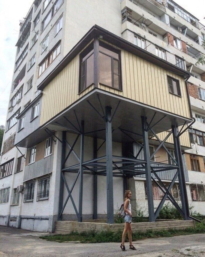 Пристройка к квартире. Пристройка балкона. Пристроенный балкон. Дом с балконами многоэтажный. Необычные балконы.