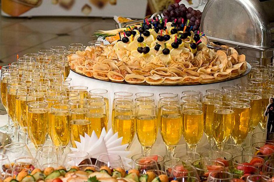 Празд. Фуршет с шампанским. Стол с угощениями. Угощения на праздничный стол. Фуршет с шампанским и фруктами.