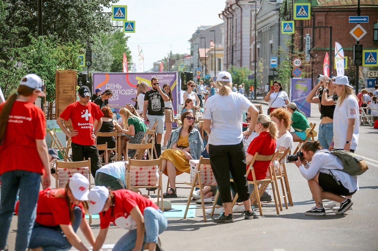 Красноярцы. В центре мира Красноярск. Развлечения в Красноярске. Фотографии с 26 июня Красноярск. Красноярск за мир.