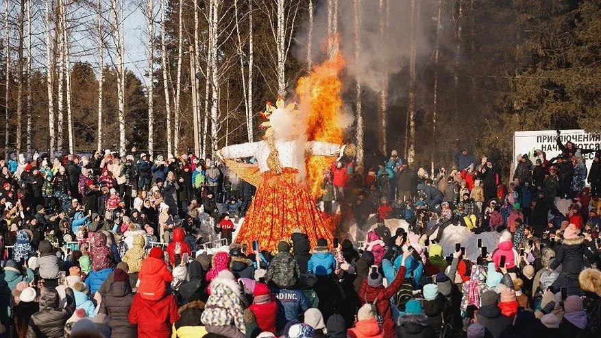 Где проходит масленица в кирове. Чучело Масленицы. Сжигание Масленицы. Сжигание чучела Масленицы. Что сжигают на Масленицу.