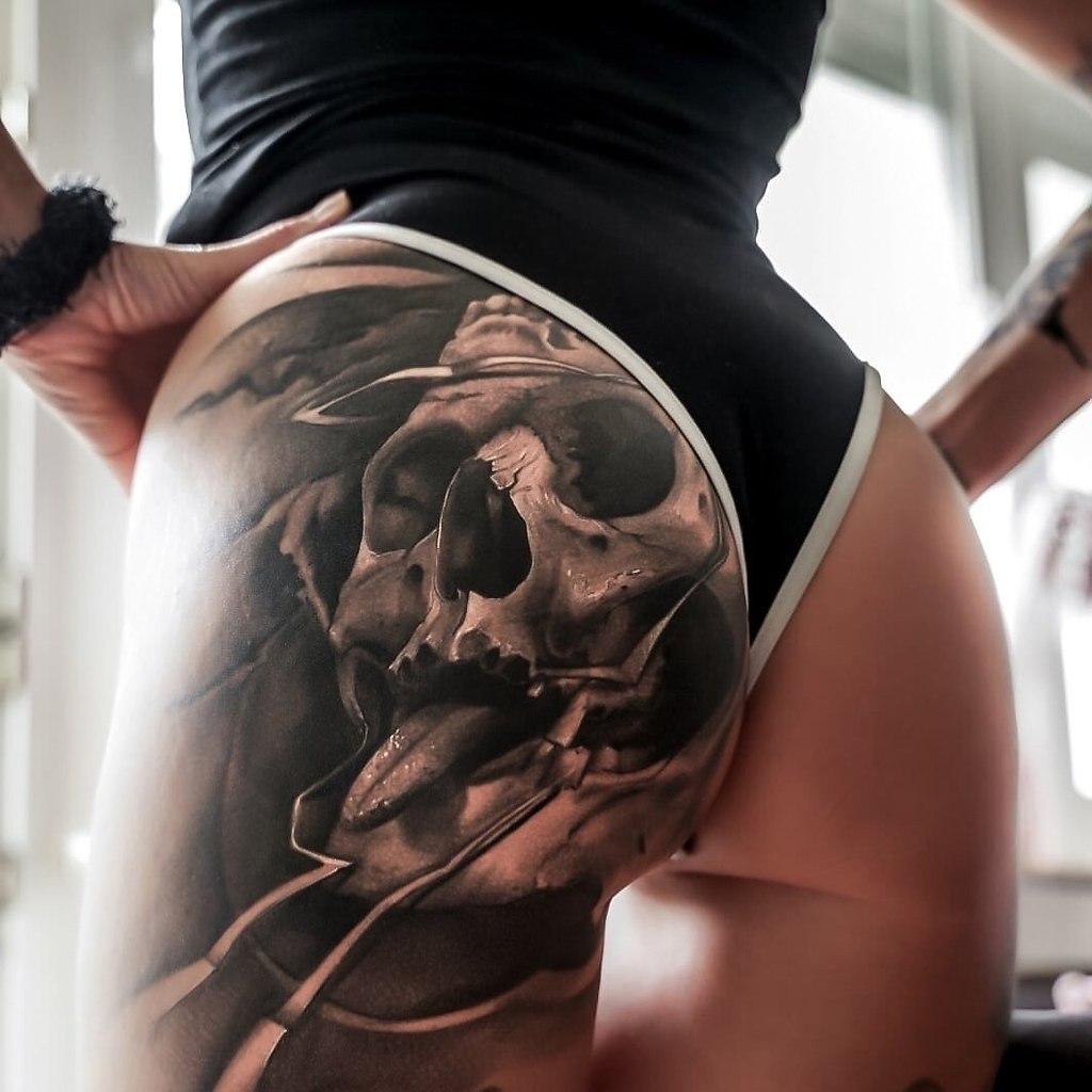 Женские Татуировки реализм на попе