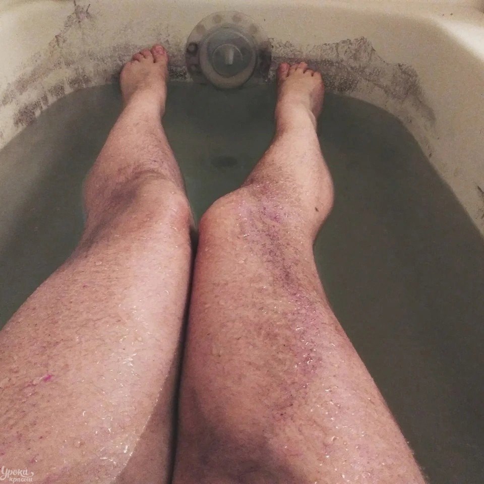 Мужские волосатые ноги в ванной