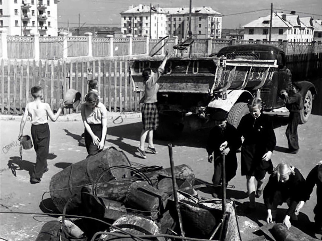 Советский бывший. Сбор металлолома в СССР. Сбор металлолома пионерами. Сбор металлолома пионерами в СССР. Сбор макулатуры и металлолома в СССР.