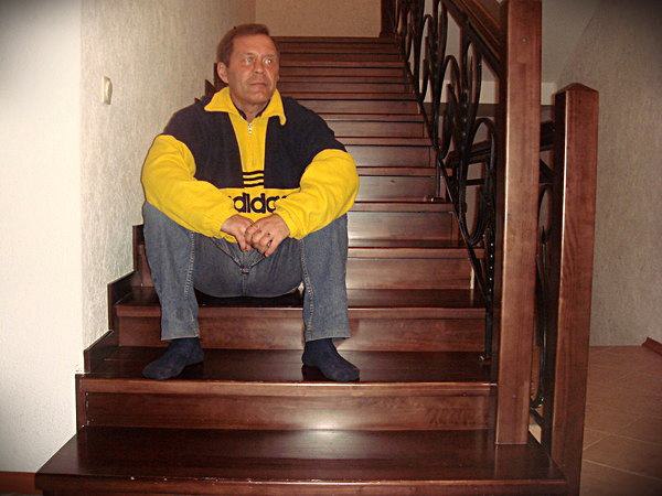 :   -  Travolta, 60 , 