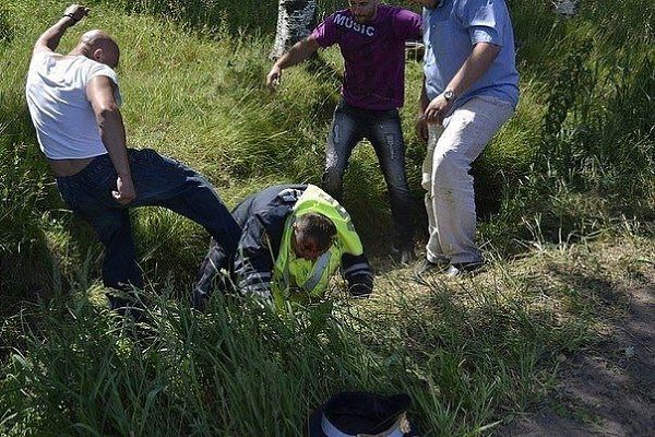 Если что не понял — читай по губам: «фак мусарам, свободу пацанам».