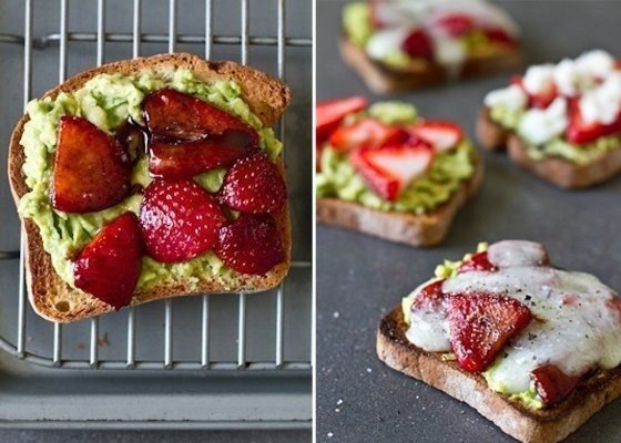 Вкусный завтрак: тост с клубникой, сыром и авокадо. Начни день максимально вкусно! Способ ...