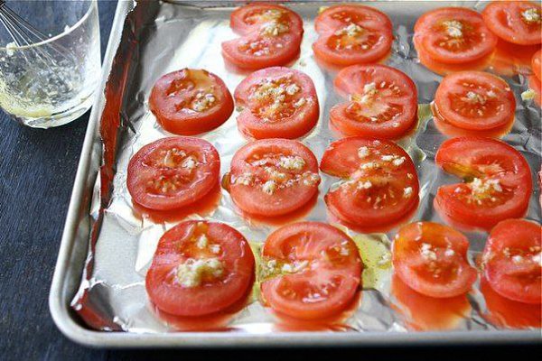 Открытый бутерброд с запеченными помидорами, сыром и бальзамическим уксусом. Ингредиенты: 3 помидора ... - 4