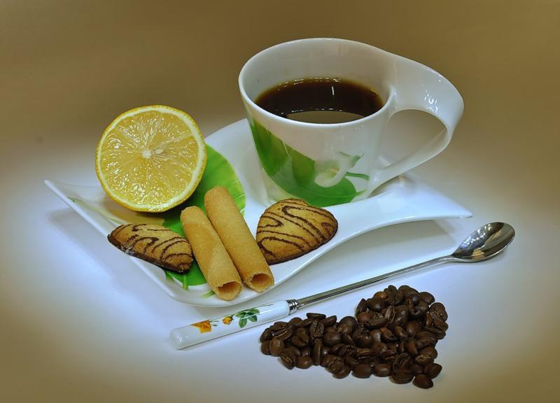 Если пить кофе с лимоном что будет. Кофе с лимоном. Чашка кофе с лимоном. Доброе утро кофе с лимоном. Утренний кофе с лимоном.