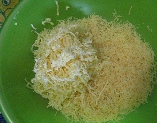 Сырная соломка за 25 минут. Ингредиенты: Сыр твердый (около 150 грамм) — 1 стак. Мука пшеничная — ... - 2