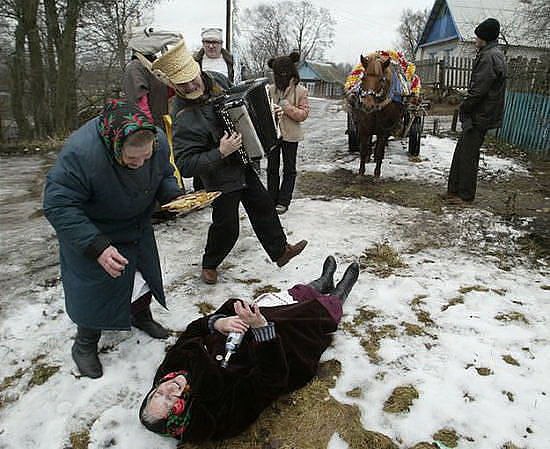 Найдя у внука белый порошок, бабушка решила, что это мука и.сделала из него блины. Масленица не ...