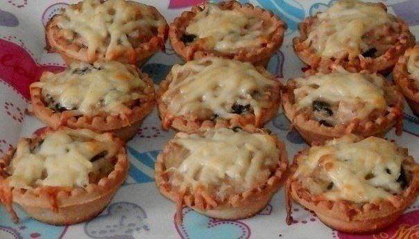 Жюльен в тарталетках. Ингредиенты: Грудка куриная (вареная) - 400 г Шампиньоны (свежие) - 400 г Лук ...