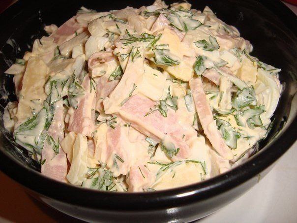 Вкусный салат с ветчиной и сыром. Ингредиенты: Ветчина – 300 г Сыр твердых сортов – 200 г Отварные ...