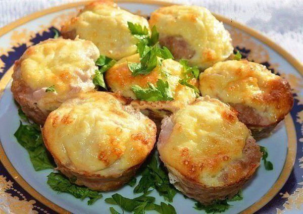 Мясные кексы с сырно-яичной начинкой. Готовиться просто и быстро) Ингредиенты на 7 шт: фарш любой ...