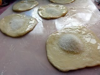 Плюшка сахарная. В детстве я эти плюшки обожала. Возьмешь такую к чаю, и сидишь, раскручиваешь, ... - 3