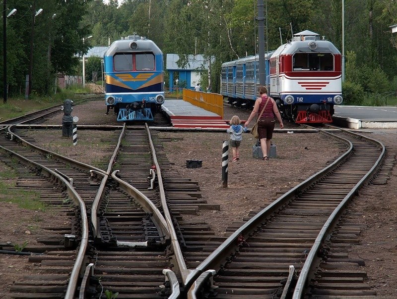 Покажи железную дорогу. Железная дорога для детей. Дорога и железные пути для детей. Дети на ЖД. Поезд на ЖД путях.