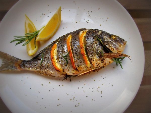 Дорада, запечённая с лимоном, чесноком и ароматными травами. Ингредиенты: Дорада (морской карась) — ...