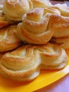 Плюшка сахарная. В детстве я эти плюшки обожала. Возьмешь такую к чаю, и сидишь, раскручиваешь, ...