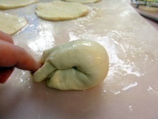 Плюшка сахарная. В детстве я эти плюшки обожала. Возьмешь такую к чаю, и сидишь, раскручиваешь, ... - 4