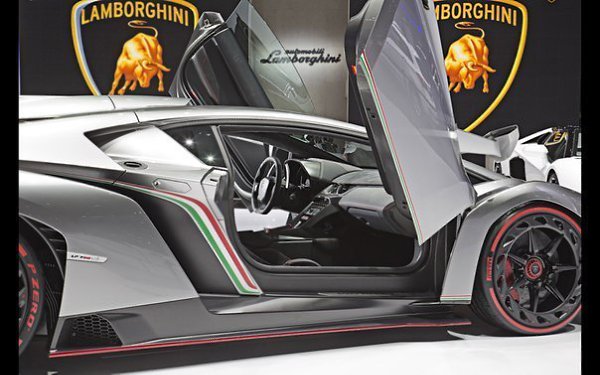 Lamborghini Veneno.  V12   6,5   750 ..    2,8 . ... - 7