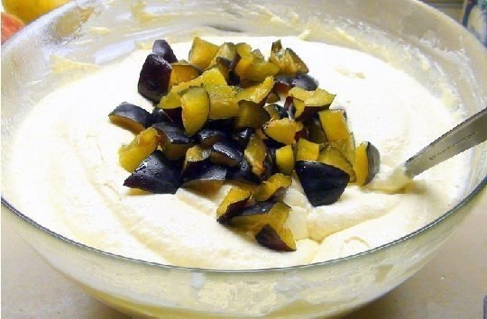 Воздушная творожная запеканка с черносливом и яблоками. Ингредиенты: Творог домашний, жирный ... - 6