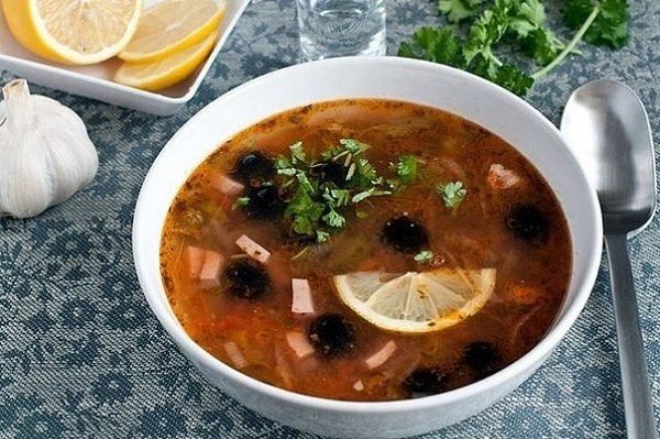 Солянка сборная мясная. Ингредиенты: Голяшка говяжья с костью - 600 г Лук репчатый (100г) - 3 шт. ... - 6
