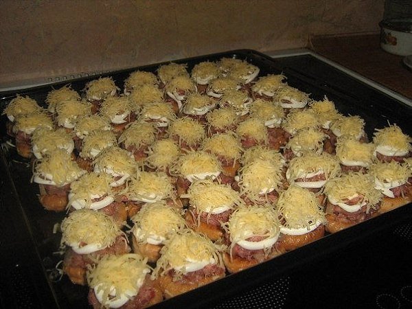 Фаршированные сушки. Быстренько и вкусно. Ингредиенты: Фарш — 400 г сушки — упаковка молоко — 0,5 ...