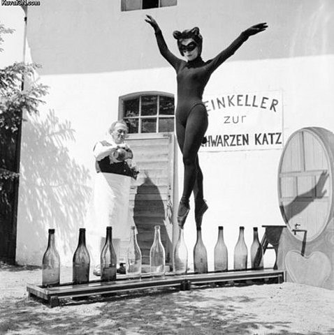 1958 год. 17-летняя Bianca Passarge из Гамбурга танцует на бутылках в костюме кошки.