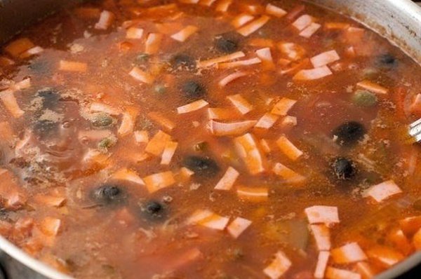 Солянка сборная мясная. Ингредиенты: Голяшка говяжья с костью - 600 г Лук репчатый (100г) - 3 шт. ... - 5