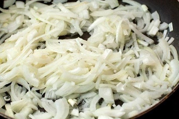 Солянка сборная мясная. Ингредиенты: Голяшка говяжья с костью - 600 г Лук репчатый (100г) - 3 шт. ... - 3