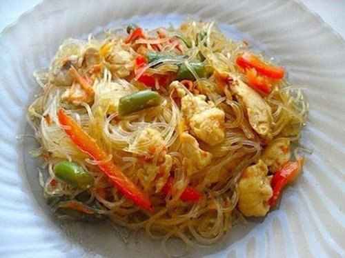 Фунчоза с овощами. Ингредиенты: Фунчоза - 100 г Морковь -1,5 шт Перец болгарский-1 шт Огурцы-1 шт ...