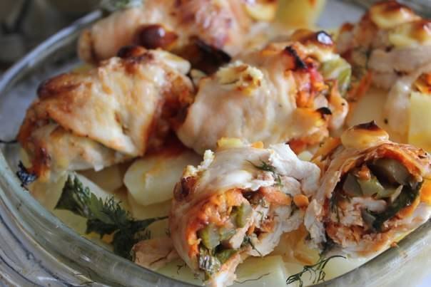 Куриные роллы с морковью, луком и солёными огурчиками. Куриную грудку разрезать на 4 пласта, отбить, ...