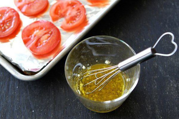 Открытый бутерброд с запеченными помидорами, сыром и бальзамическим уксусом. Ингредиенты: 3 помидора ... - 3