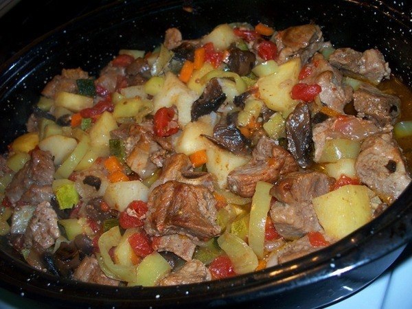Как приготовить жаркое в мультиварке. Ингредиенты: мясо - 500 г грибы - 500 г картофель - 1 кг лук ...