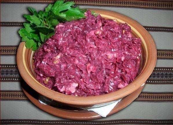 Свекольный салат с сыром и яйцом. Ингредиенты: 2 вареных свеклы 100 гр твердого или полутвердого ...