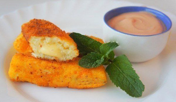 Картофельные палочки с сыром.Ингредиенты:5 средних варёных картофелин2 яйца100 г панировочных ...