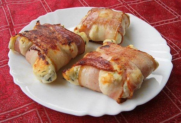 Мясные сырники.Ингредиенты:0.5 творогапачка бекона2 яйца2 ложки мукипучок укропапару зубчиков ...