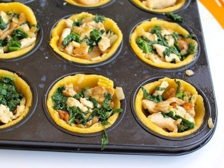 Закрытые тарталетки с курицей, грибами и шпинатом.Ингредиенты:500 г муки250 г слив.масла2 яйца2-3 ... - 5
