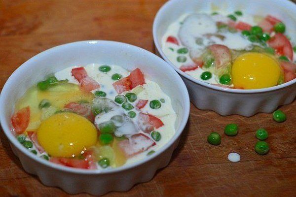 Яичница в духовке.Ингредиенты:Яйца куриные — 2 шт.Лук-шалот — 1 шт.Помидор — 1 шт.Сливки — 4 ст. ... - 5