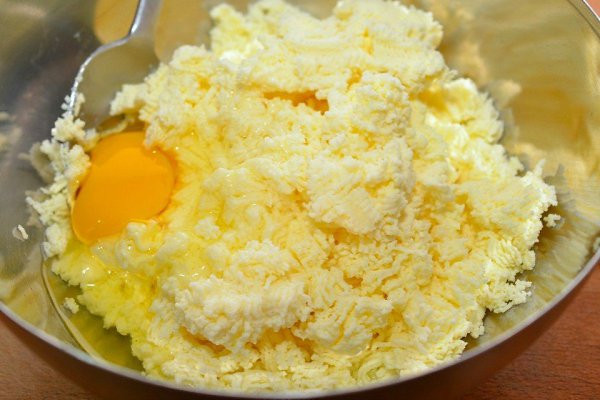 Пирожки с творогом и изюмом.Ингредиенты:Мука пшеничная — 750-800 гСухие дрожжи — 7-10 гМолоко ... - 5