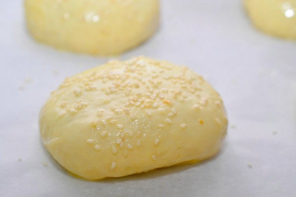 Пирожки с творогом и изюмом.Ингредиенты:Мука пшеничная — 750-800 гСухие дрожжи — 7-10 гМолоко ... - 9