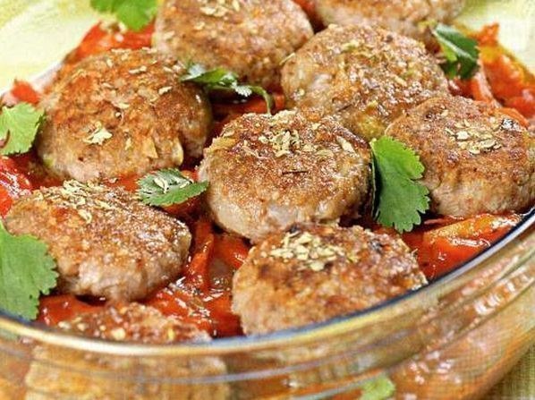 Гречаники с овощным соусом.Ингредиенты:- 1,5 стакана гречки;- 600 г фарша из свинины и говядины;- 1 ...