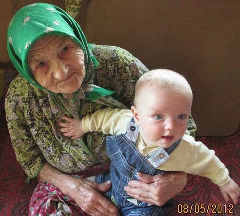 Моя бабушка и мой внук. Разница между ними ровно сто лет. Бабушка родилась в августе 1911, а Гриша в ...