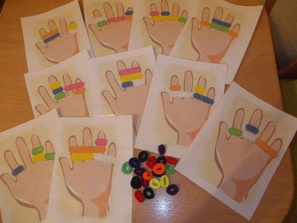 Маме в копилку.Развиваем мотрику ручек в игре.Игры с резинками для волос.Рисуем на песке или ... - 9