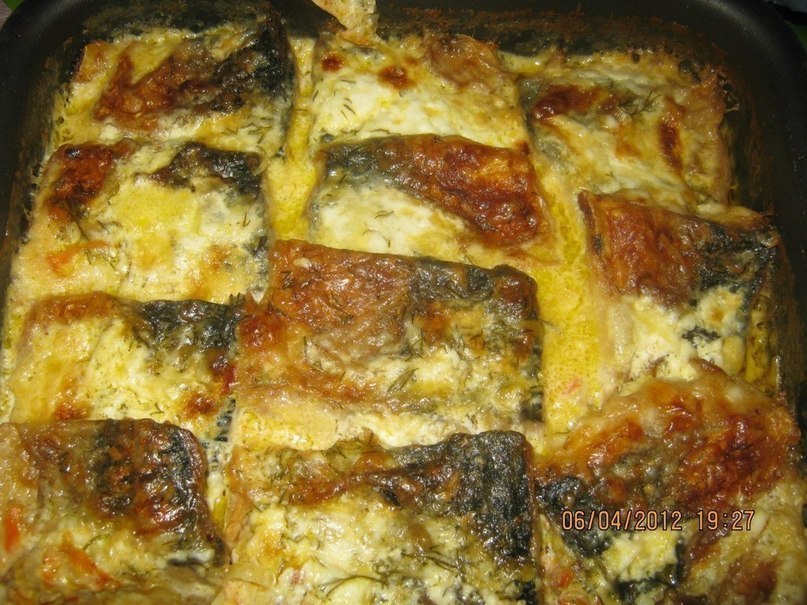 Скумбрия в духовке самый вкусный рецепт кусочками. Скумбрия запеченная в духовке. Скумбрия в духовке с луком. Скумбрия запеченная в духовке с луком. Скумбрия запеченная в духовке с морковкой и луком.