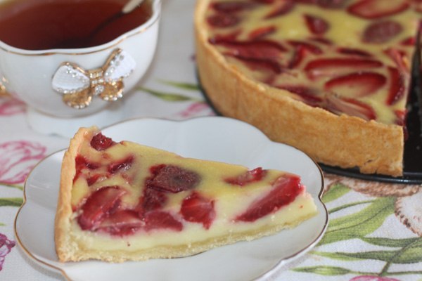 Вкусный пирог с клубникой.Ингредиенты:Для приготовления теста: -200 г муки, -100 г слив.масла, -1 ...