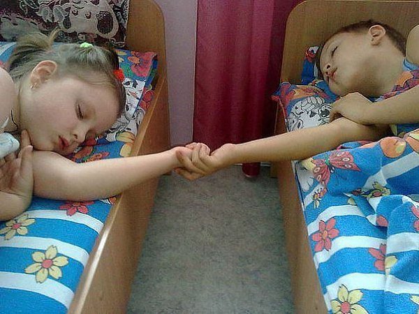 Мам, у нас в садике есть девочка, она мне нравится. Когда был тихий час, я хотел её поцеловать, но ...