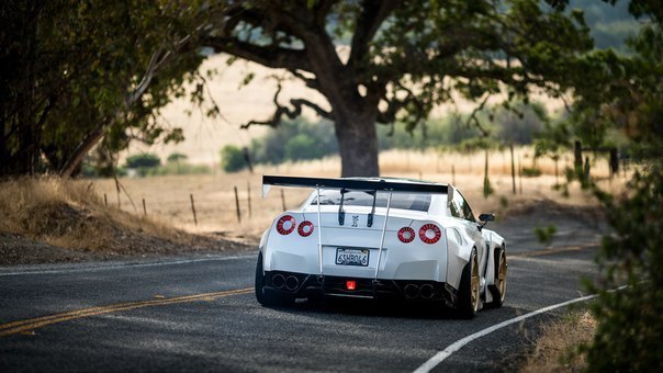 Nissan GT-R - 2